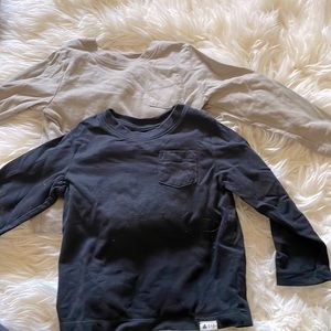 Gap 3T front pocket set of two long sleeve shirt